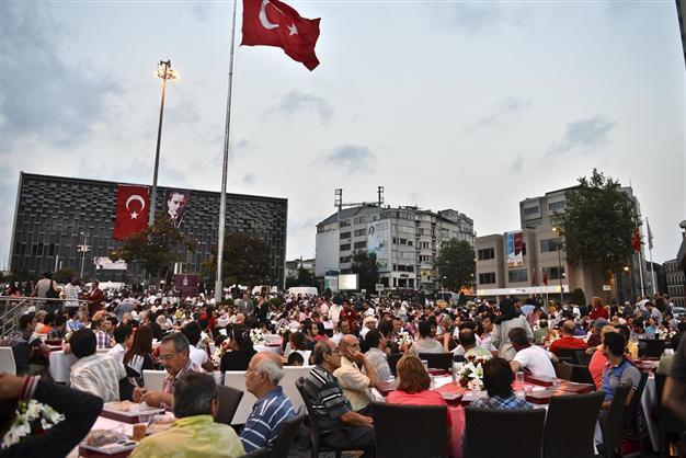 Municipality hosts fast-breaking in Taksim Square, protesters hold iftar on İstiklal Avenue