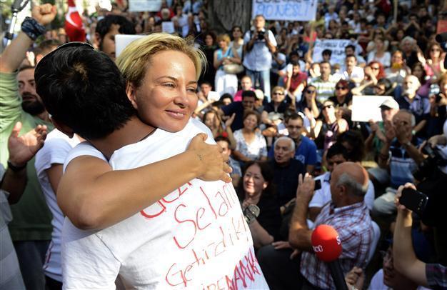 Walking woman arrives in Ankara, ending 500 km solo journey against 10 percent election threshold