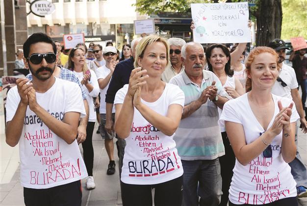 ‘Walking woman’ to visit political parties in Ankara