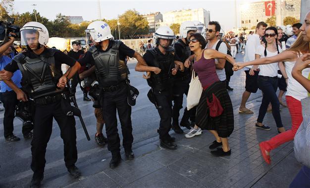 Police seal off Gezi Park ahead of alternative iftar event