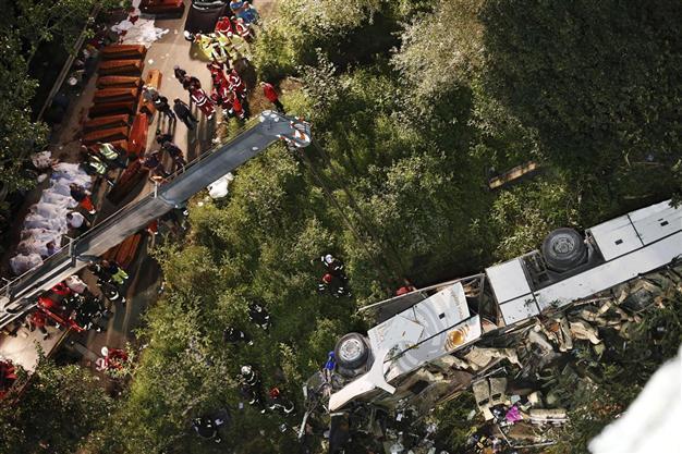Italy coach plunge kills 39