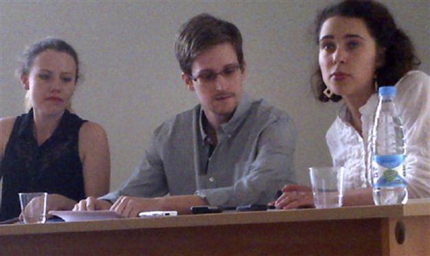 Russia gives Snowden document allowing him to leave airport: Report