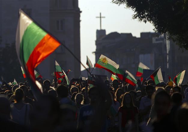 Bulgaria anti-government pressure persists after violence