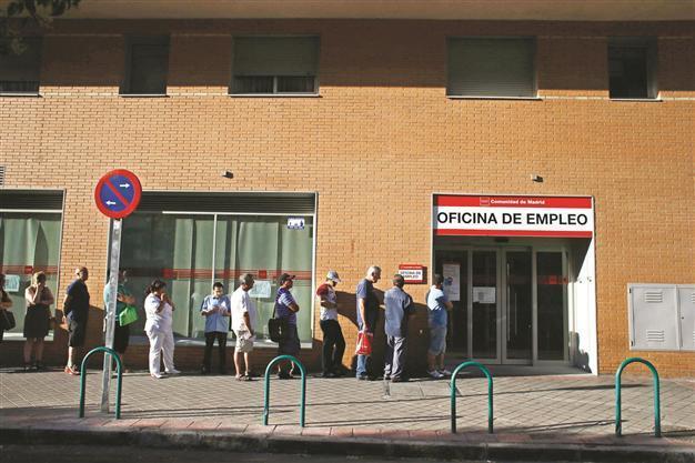Spanish joblessness falls first time in two years
