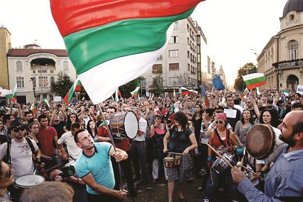 Bulgarian-Turks split over early elections