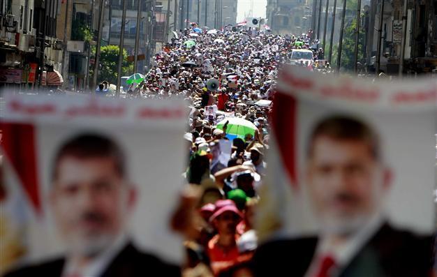 Egypt cabinet tasks police to end Morsi supporters sit-in
