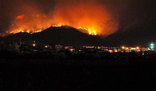 Hatay forests burn, fire not yet under control