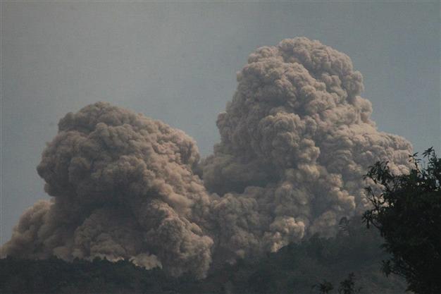 Evacuations from Indonesia island after volcano erupts