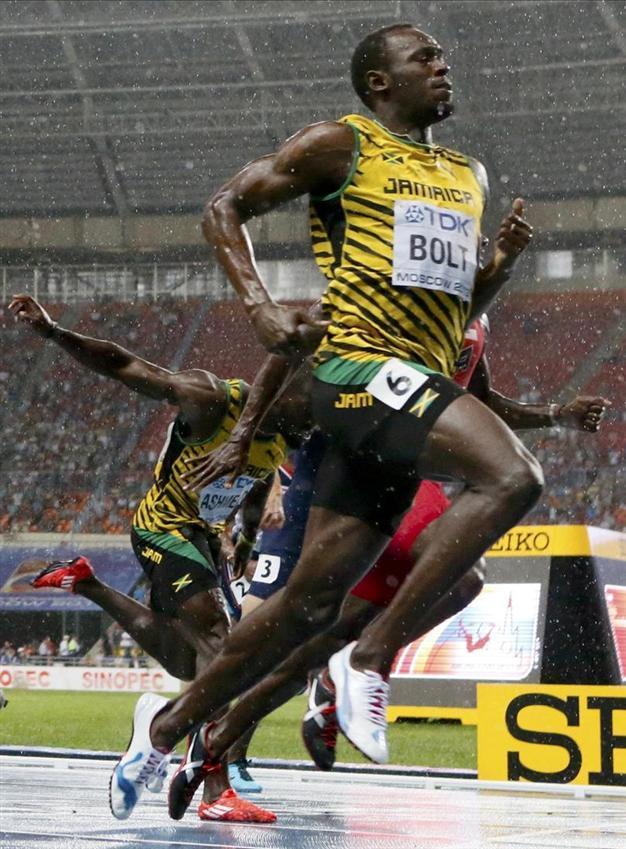 Bolt regains world 100m title in emphatic style