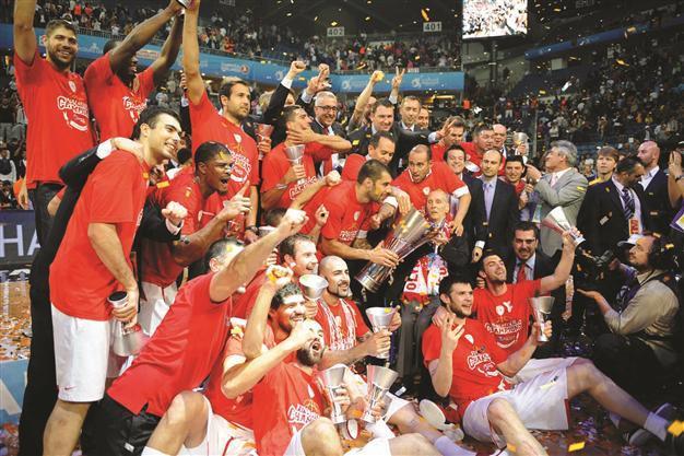 Olympiakos lose points, fined over crowd violence