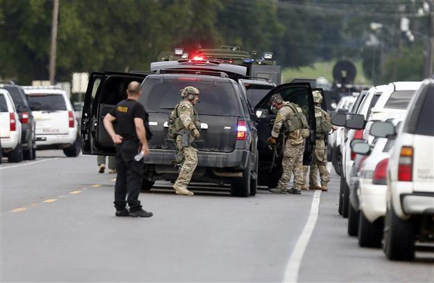 Gunman killed, hostages wounded as U.S. police storm Louisiana bank