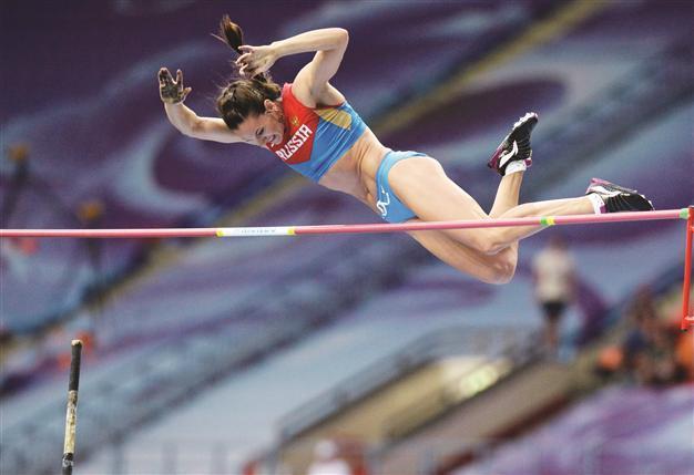 Isinbayeva lights up Moscow with fairy tale gold