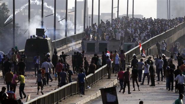 Protesters storm Cairo government building as death toll rises to 623 after Egypt bloodbath