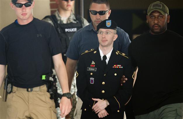 Manning apologizes, admits he hurt US