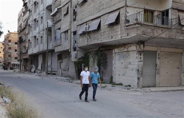 Syrian forces bombard Damascus suburbs after rebels say gas attack kills hundreds