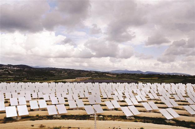 First solar power plant race waters investors’ mouths