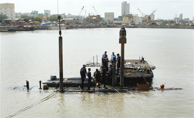 Bodies found in Indian submarine, survivors unlikely