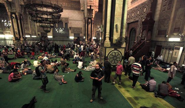 Turkish FM Davutoğlu speaks with OIC head over siege at Cairo mosque