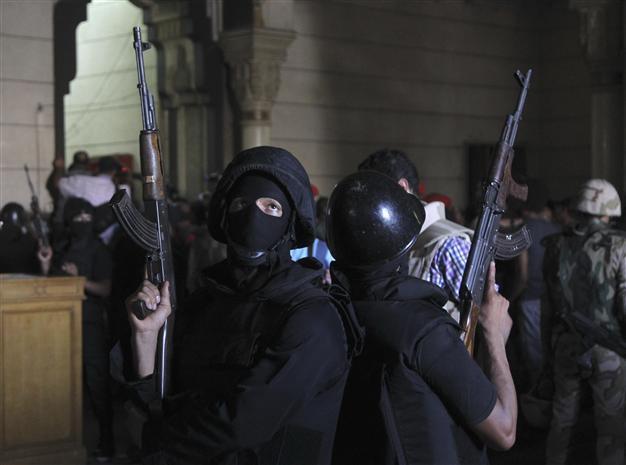 Egyptian security forces end standoff with Morsi supporters at Cairo mosque