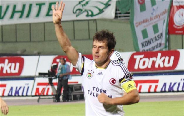Fenerbahçe captain Emre shows support for Egypts Morsi with gesture