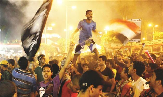 Egyptian ultras again on focus on both end of street protests