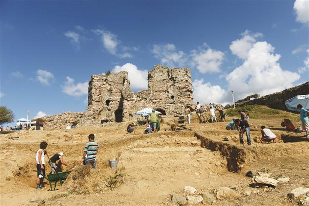 Excavations at Byzantine castle in Istanbul reveal 80 artifacts
