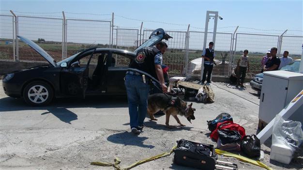 Turkish police seize car with explosives at Syria border