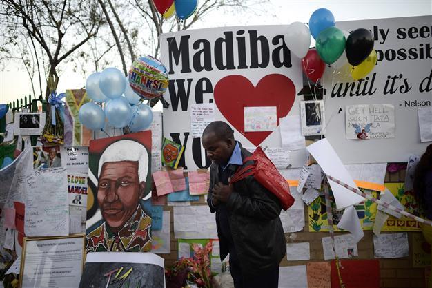 Mandela on life support, Zuma cancels foreign trip