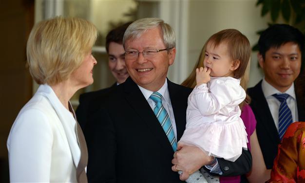 Kevin Rudd sworn in as Australias new prime minister