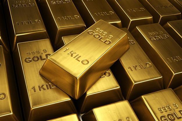Gold near three-year low, heads for worst quarter since 1968