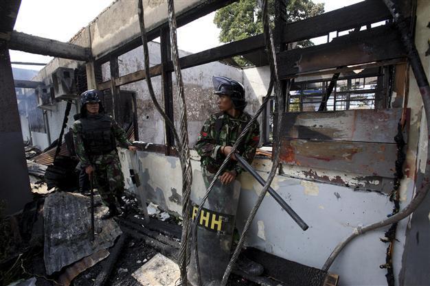 Hunt for Indonesia inmates after mass jailbreak, 5 dead