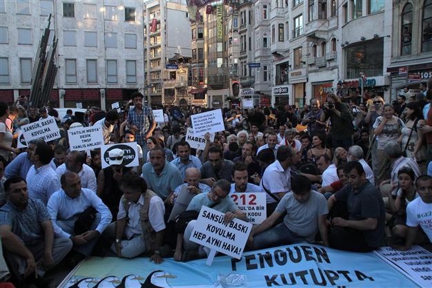 Turkish journalists hit street to denounce police brutality during Gezi protests