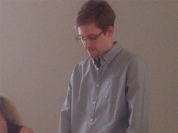 Fugitive Snowden to seek temporary asylum in Russia