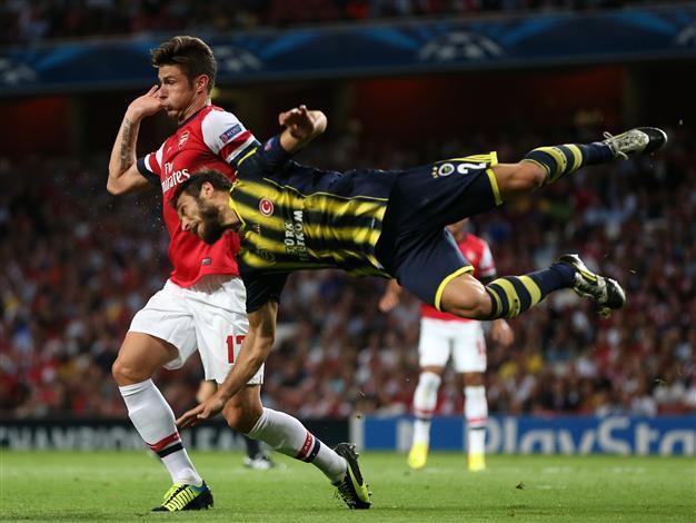 Easy for Arsenal as Schalke edge into group stage