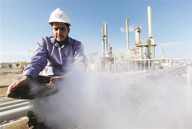 Libyas oil exports plunge as problems escalate