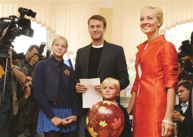 Putin foe Navalny challenges Sobyanin in mayoral election