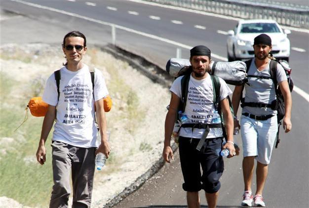 Turkish police offer marching protesters a ride