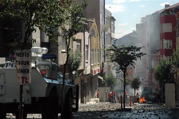 Police clash with protesters marching for 14-year-old Gezi victim in Istanbul