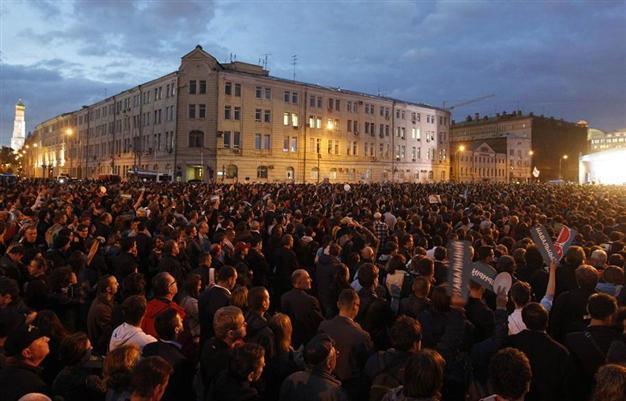 Thousands gather in Moscow as opposition leader demands vote recount