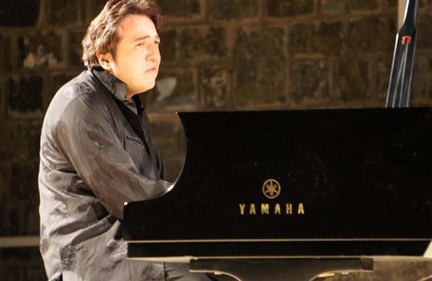 Prominent Turkish pianist Say receives prestigious music award