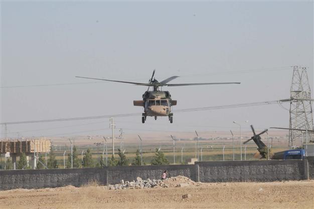 Turkey’s land forces commander inspects troops deployed at Syrian border