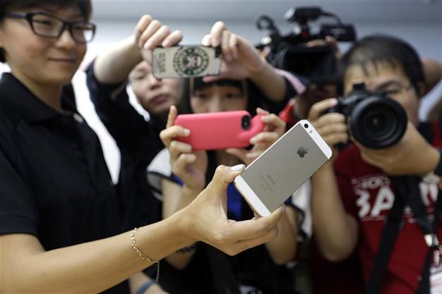 Apple unveils two new iPhones for world market