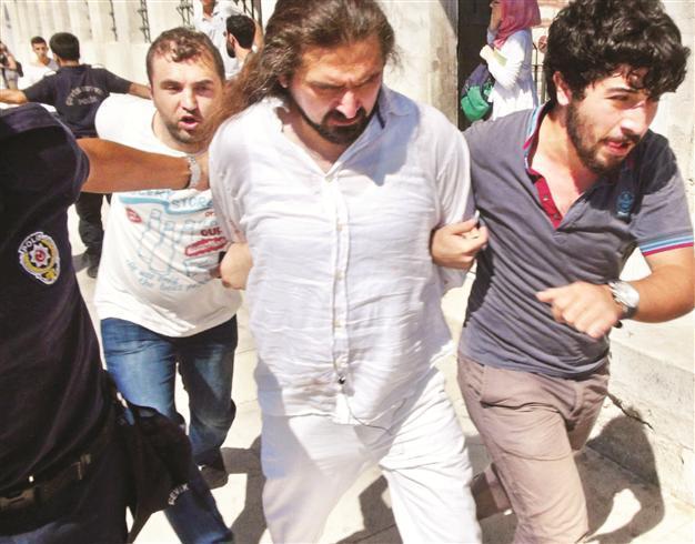 Man with knife causes alarm in Istanbul’s Fatih mosque
