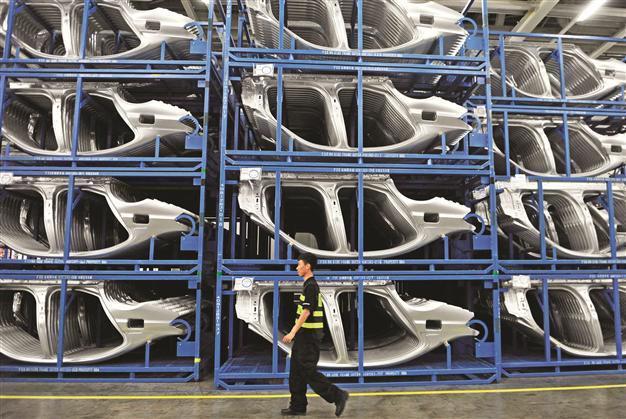 China should probe foreign luxury carmakers over prices: Xinhua