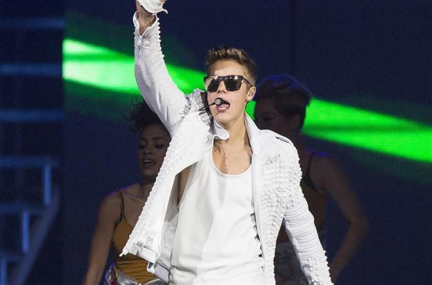Bus on Bieber tour in border pot bust