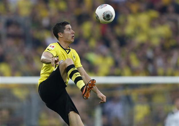 Lewandowski back with Dortmund after failed bid