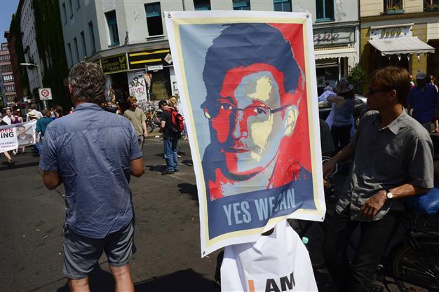 Snowdens father to visit Russia soon: Lawyer
