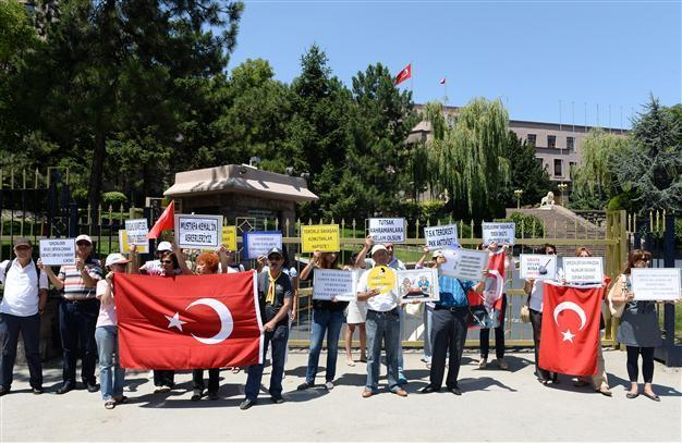 Retired soldiers protest coup cases in front of Turkish General Staff