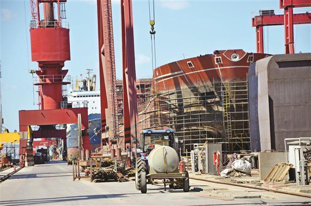 Azeri billionaire buys dock with Turkish firm