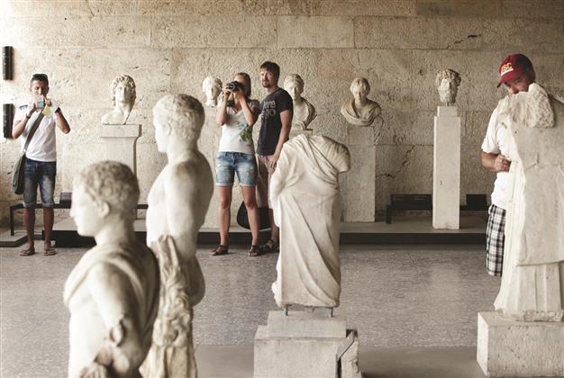 Greek tourism surge heals economy in red